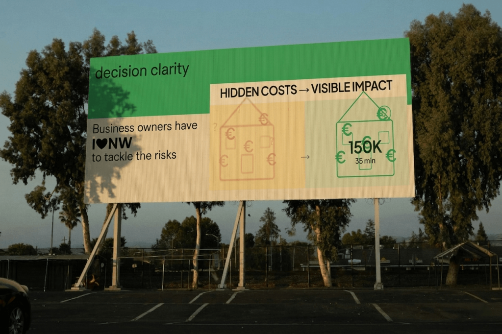 un cartel entre árboles anuncia cómo una empresa puede pasar de costes operativos ocultos a crear impacto económico visible